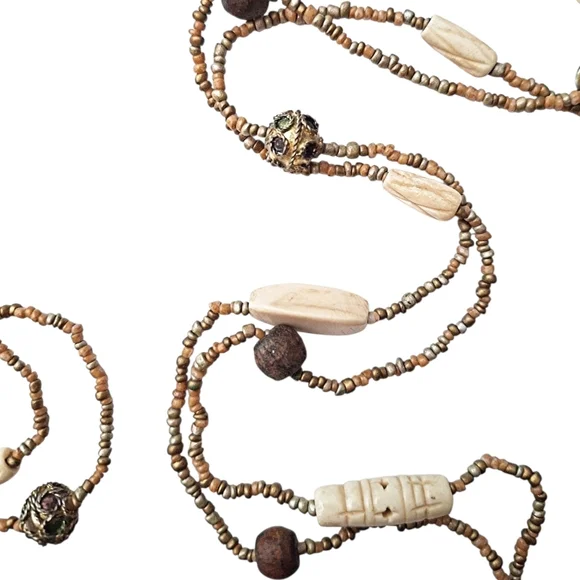 ✨️NWOT! EXPRESS! Beaded White And Brown 48 Long Infinety Necklace!
